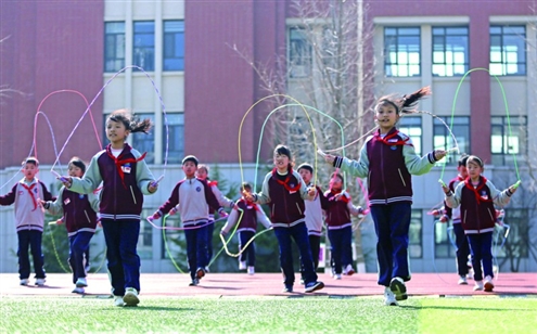 4月1日,荣成市青山小学学生在课间进行跳绳操训练 新华社发